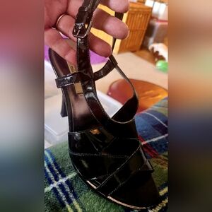 SIMPLY VERA BLACK PATENT LEATHER HIGH HEELS  BEAUTIFUL CONDITION  7.5 SIZE